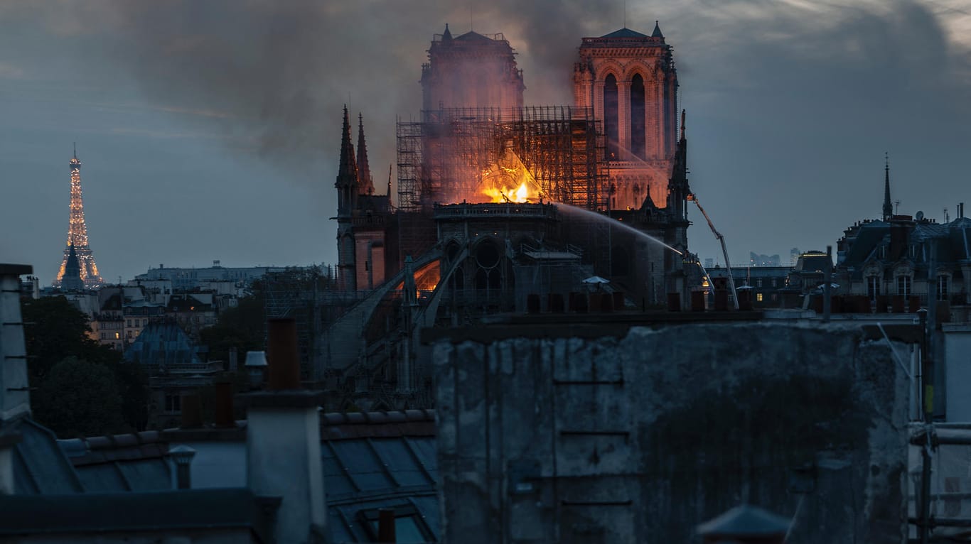 Großbrand in Pariser Kathedrale Notre Dame: Nach Angaben der Feuerwehr sind die Flammen eingedämmt. Das Ausmaß der Schäden muss nun geprüft werden.