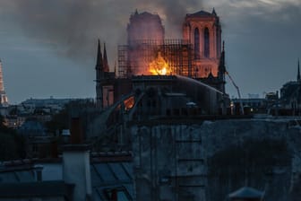 Großbrand in Pariser Kathedrale Notre Dame: Nach Angaben der Feuerwehr sind die Flammen eingedämmt. Das Ausmaß der Schäden muss nun geprüft werden.