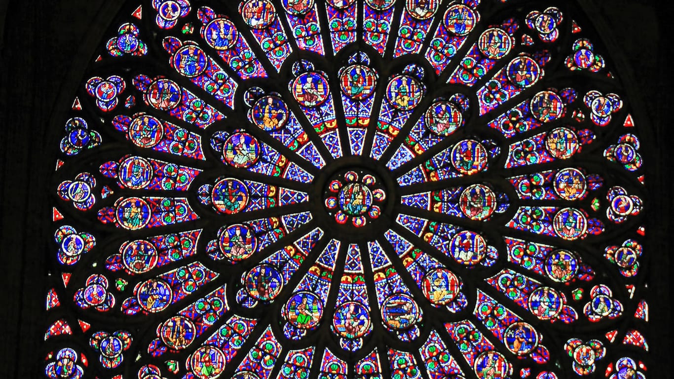 Rosenfenster in Notre-Dame: Die kreisrunden, verglasten Fenster stammen aus dem 13. Jahrhundert und haben den Brand von Notre-Dame überstanden.