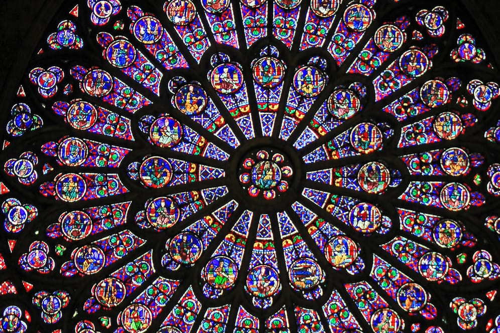 Rosenfenster in Notre-Dame: Die kreisrunden, verglasten Fenster stammen aus dem 13. Jahrhundert und haben den Brand von Notre-Dame überstanden.