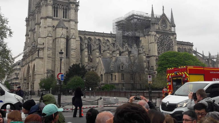 Notre-Dame am Tag nach dem Feuer: Der Zugang zur Kathedrale ist weiträumig abgesperrt.