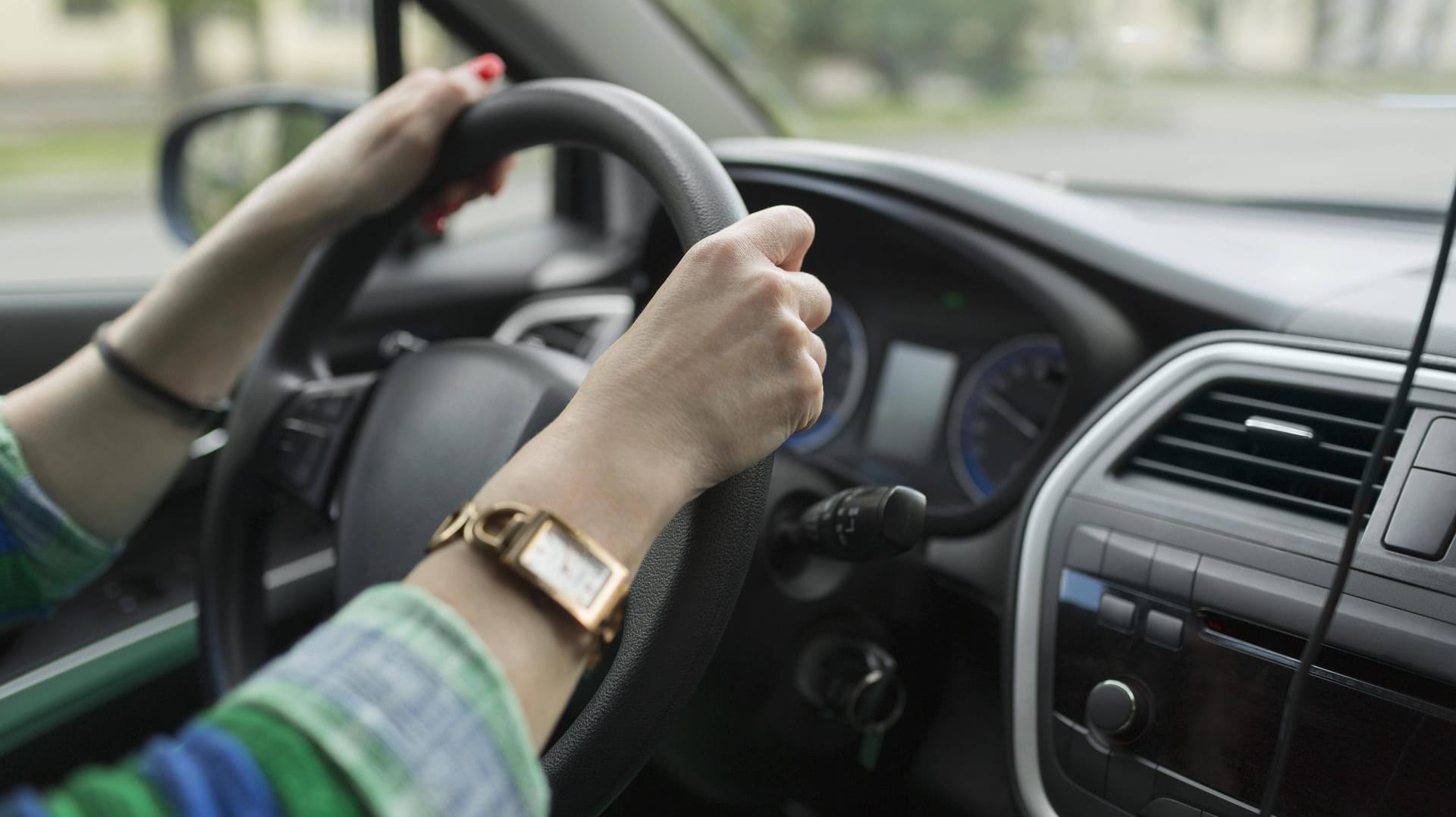 Vom Beifahrersitz aus hat eine 14-Jährige das Auto ihrer bewusstlosen Mutter von der Autobahn bei Würzburg auf einen Parkplatz gesteuert. (Symbolbild)