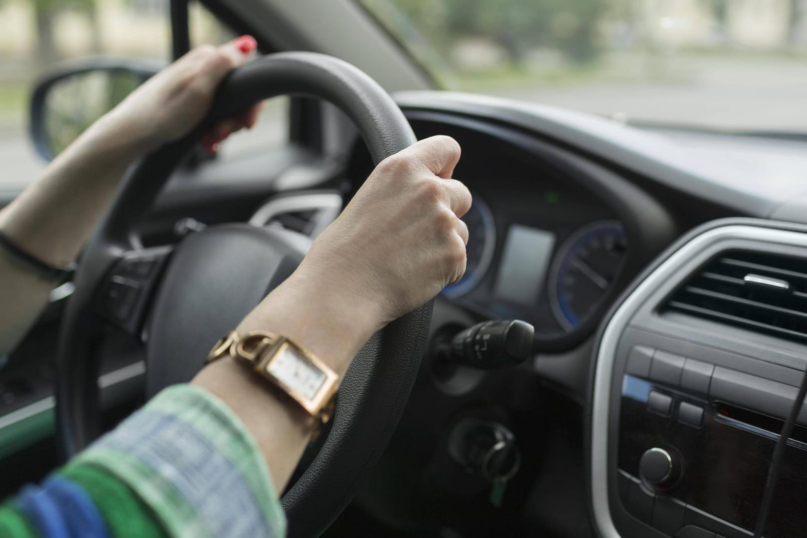 Vom Beifahrersitz aus hat eine 14-Jährige das Auto ihrer bewusstlosen Mutter von der Autobahn bei Würzburg auf einen Parkplatz gesteuert. (Symbolbild)