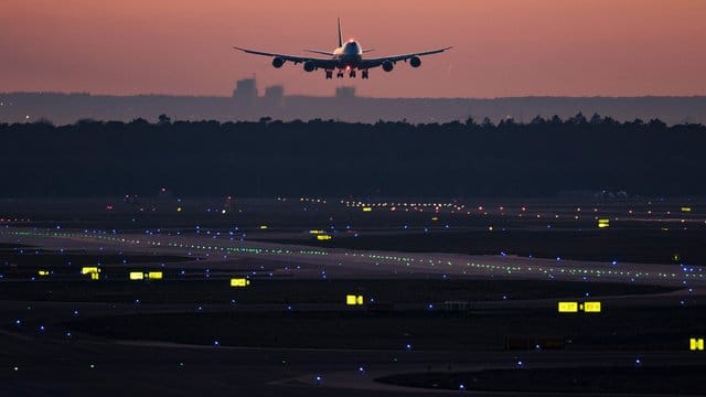 Flughafen Frankfurt bei Nacht