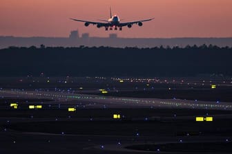 Flughafen Frankfurt bei Nacht