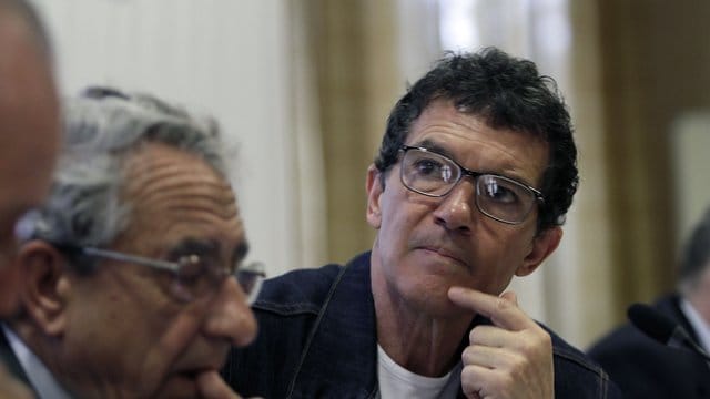 Antonio Banderas (r) bei einer Veranstaltung der Stiftung "Lagrimas y Favores" (Tränen und Bitten) in Malaga. Antonio Banderas (r) bei einer Veranstaltung der Stiftung "Lagrimas y Favores" (Tränen und Bitten) in Malaga.