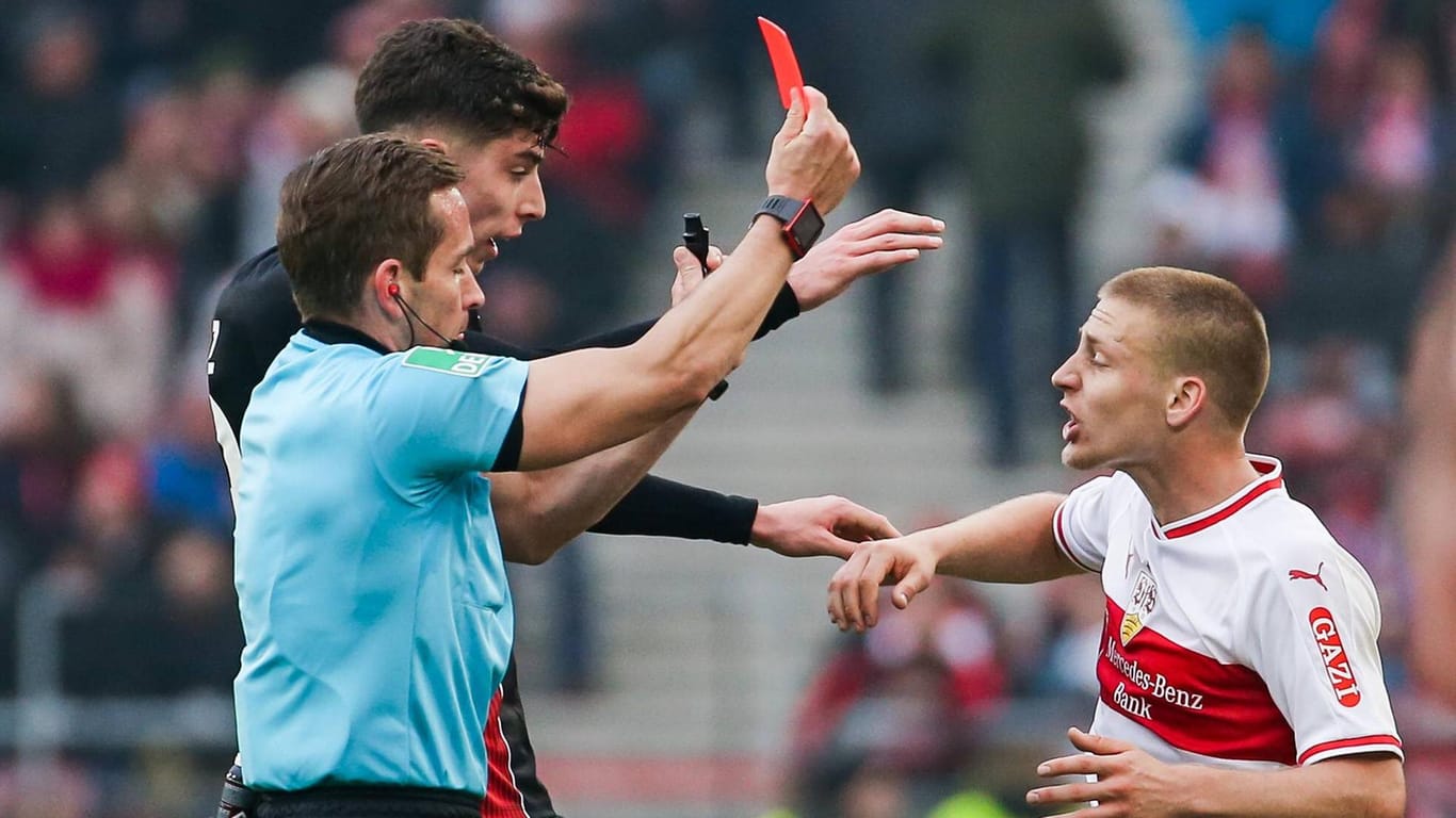 Santiago Ascacibar (re.) sieht die rote Karte von Schiedsrichter Tobias Stieler wegen grober Unsportlichkeit gegen Kai Havertz.