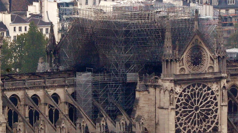 Die Notre-Dame-Kathedrale nach dem verheerenden Brand: Es wurden Schwachstellen im Gewölbe und einem Giebel im nördlichen Querschiff entdeckt.