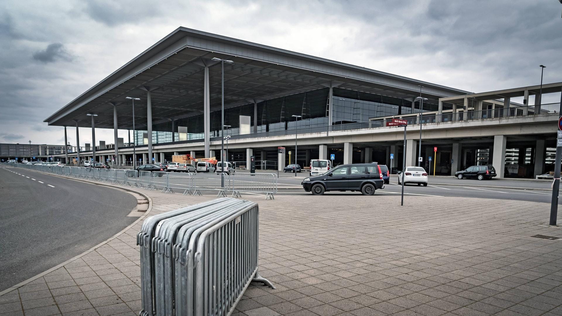 Hauptgebäude des künftigen Flughafens BER: Wichtiger Fortschritt bei den Bauarbeiten.