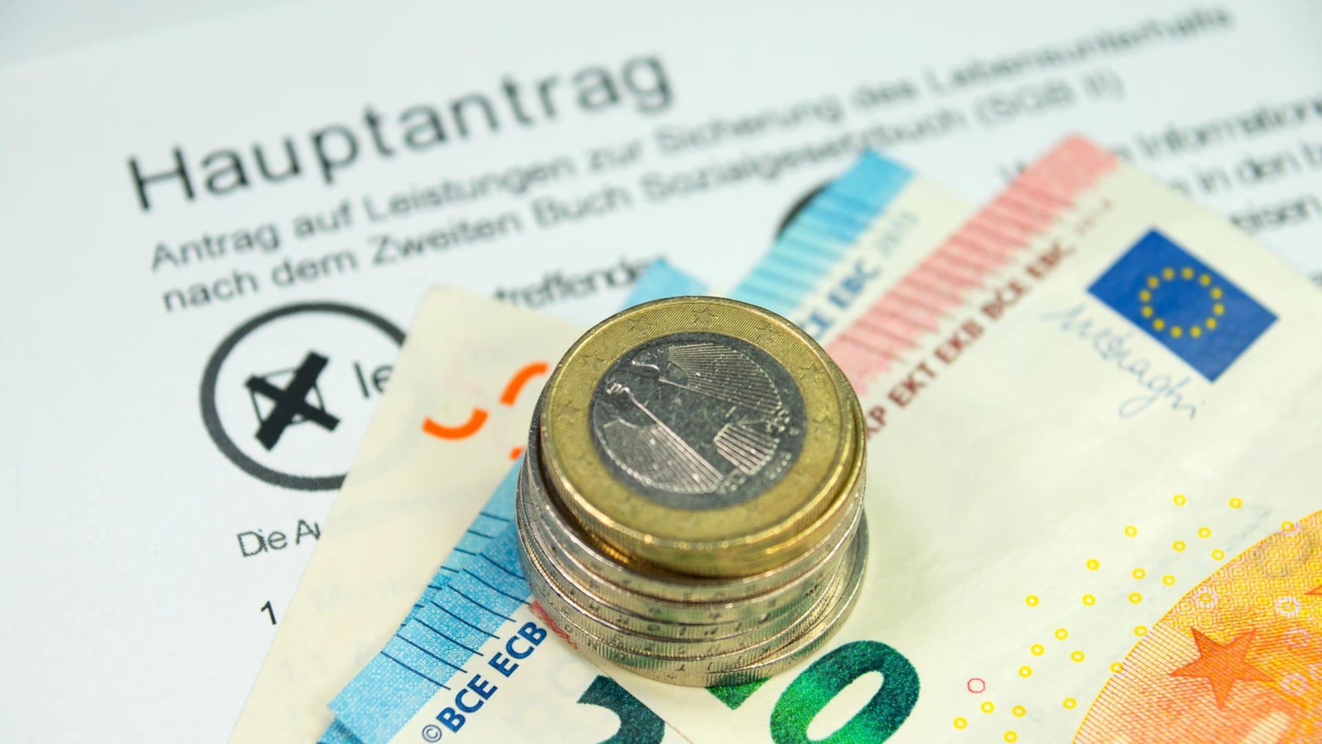 Antrag auf Hartz 4 und Bargeld: Etwa 10.000 Menschen würden ohne die Fristverlängerung nur Arbeitslosengeld II bekommen.