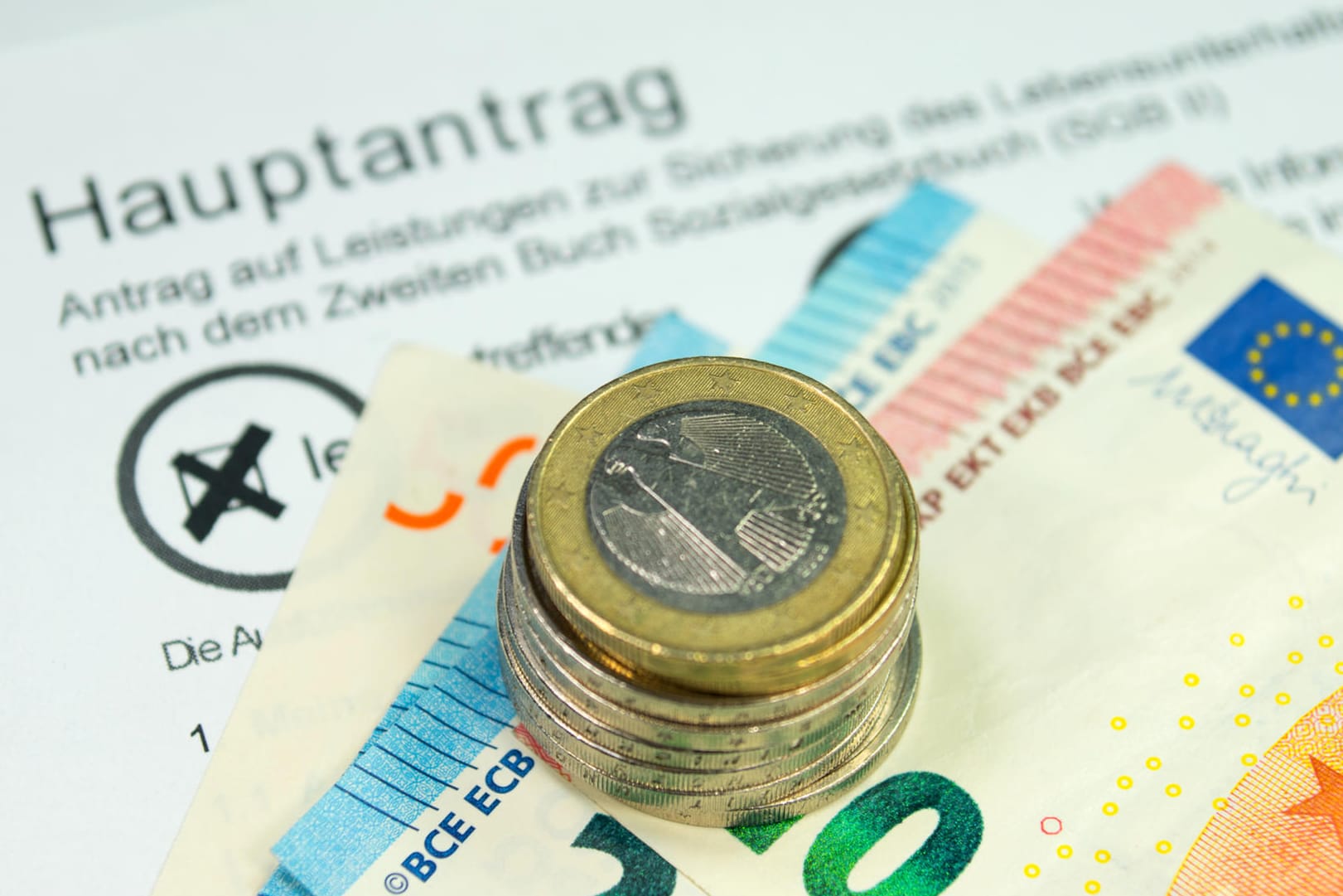 Antrag auf Hartz 4 und Bargeld: Etwa 10.000 Menschen würden ohne die Fristverlängerung nur Arbeitslosengeld II bekommen.