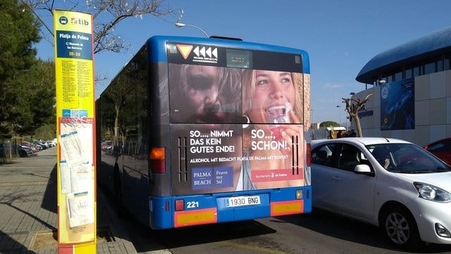 Ein Plakat am Stadtbus in Palma wirbt für umsichtigem Alkoholkonsum am Ballermann. Ein Plakat am Stadtbus in Palma wirbt für umsichtigem Alkoholkonsum am Ballermann.
