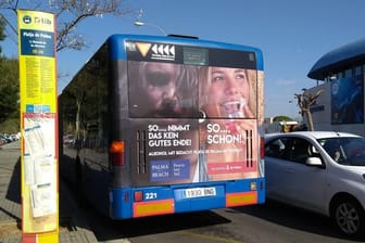 Ein Plakat am Stadtbus in Palma wirbt für umsichtigem Alkoholkonsum am Ballermann.
