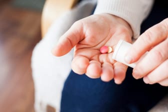 Tabletten in der Hand: Manche Medikamente machen dick.