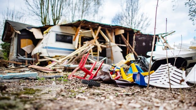 Die zum Teil bereits abgerissene Parzelle des mutmaßlichen Täters auf dem Campingplatz Eichwald. Die zum Teil bereits abgerissene Parzelle des mutmaßlichen Täters auf dem Campingplatz Eichwald.