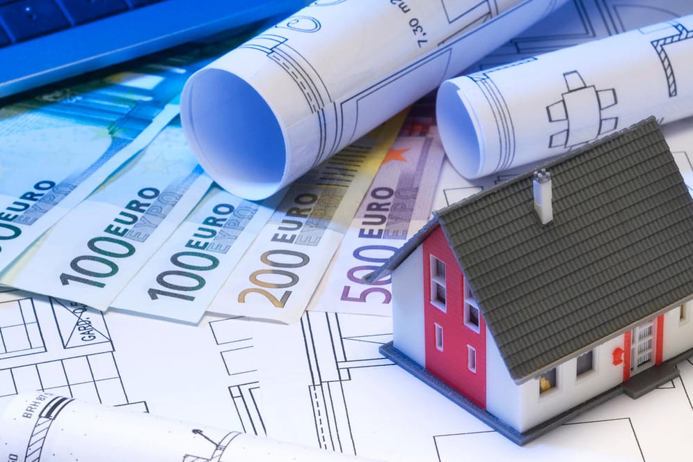 Baupläne einer Immobilie: Die niedrigen Zinsen können auch Immobilienbesitzer nutzen, deren Baukredit noch nicht getilgt ist.