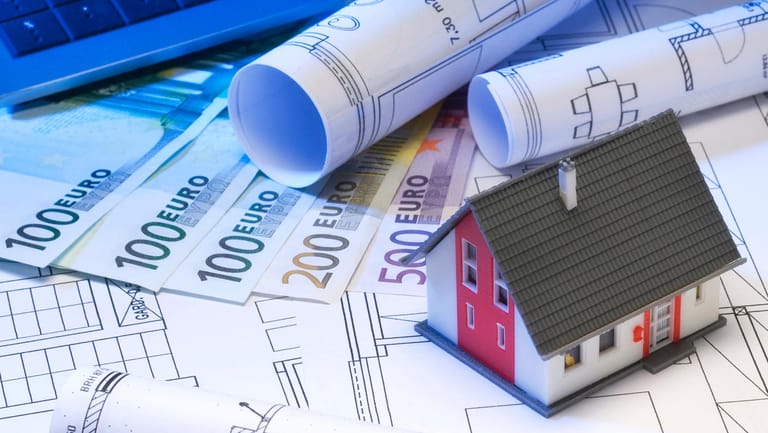 Baupläne einer Immobilie: Die niedrigen Zinsen können auch Immobilienbesitzer nutzen, deren Baukredit noch nicht getilgt ist.