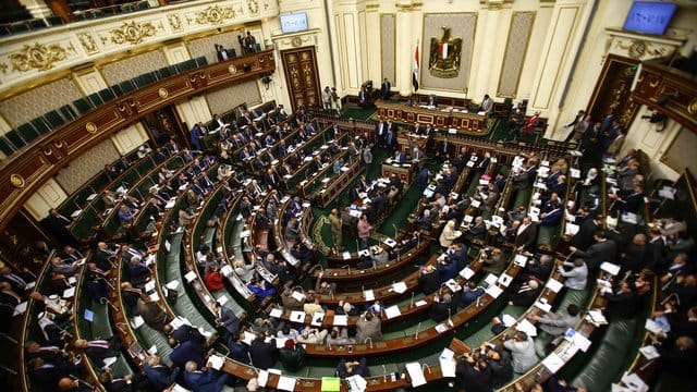 Eine Zwei-Drittel-Mehrheit des Parlaments stimmte für Verfassungsänderungen, die dem Präsidenten Abdel Fattah al-Sisi mehr Macht verleihen. Eine Zwei-Drittel-Mehrheit des Parlaments stimmte für Verfassungsänderungen, die dem Präsidenten Abdel Fattah al-Sisi mehr Macht verleihen.