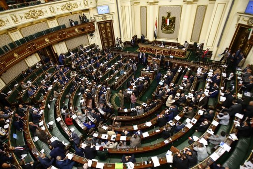 Eine Zwei-Drittel-Mehrheit des Parlaments stimmte für Verfassungsänderungen, die dem Präsidenten Abdel Fattah al-Sisi mehr Macht verleihen.