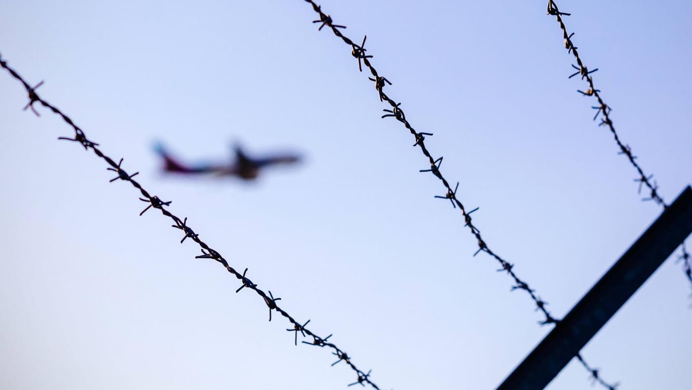 Startender Flieger am Flughafen Köln-Bonn: Innenminister Horst Seehofer will bei Abschiebungen härter durchgreifen.