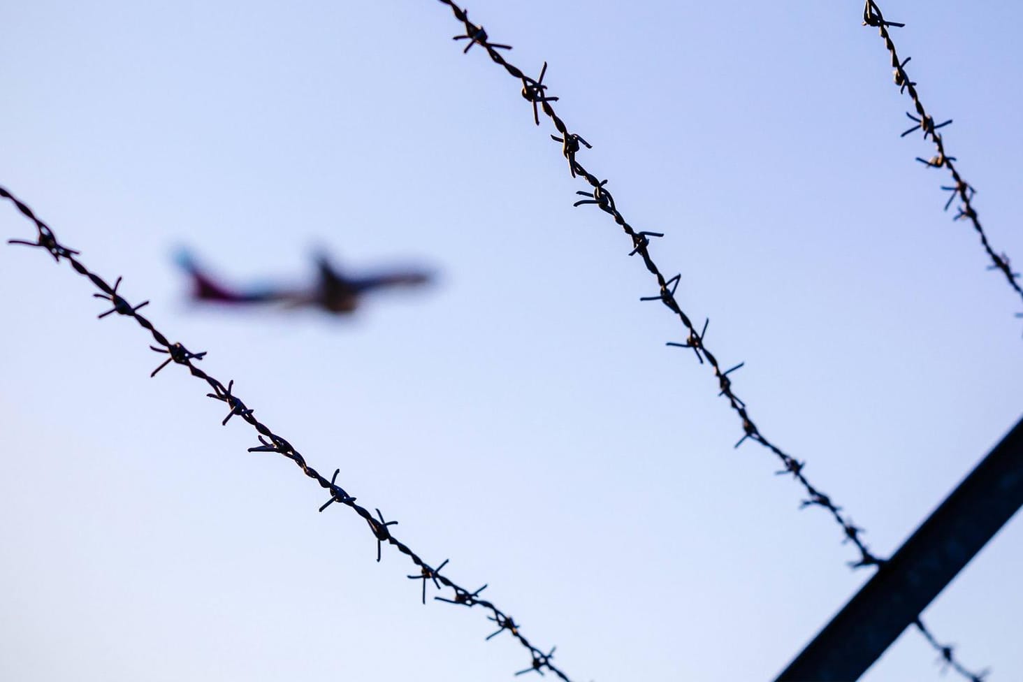 Startender Flieger am Flughafen Köln-Bonn: Innenminister Horst Seehofer will bei Abschiebungen härter durchgreifen.