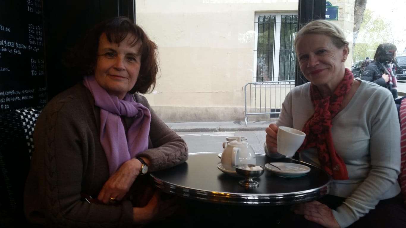 Die Freundinnen Marie-Claire (links) und Elyan trinken Tee im Bistrot.
