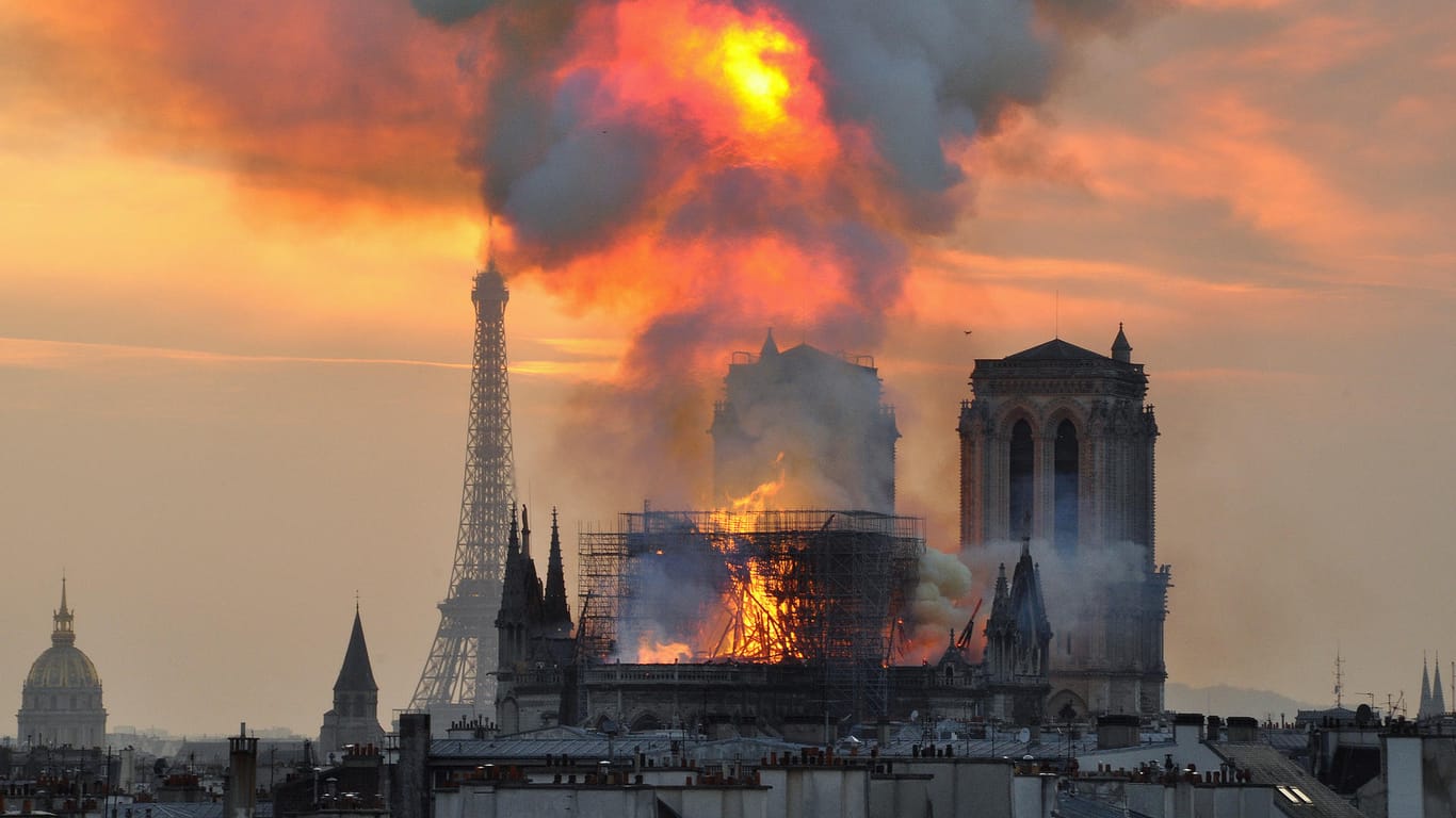 Notre-Dame am Montagabend: Das Dach der weltberühmten Kathedrale steht in Flammen, der Spitzturm ist bereits eingestürzt.