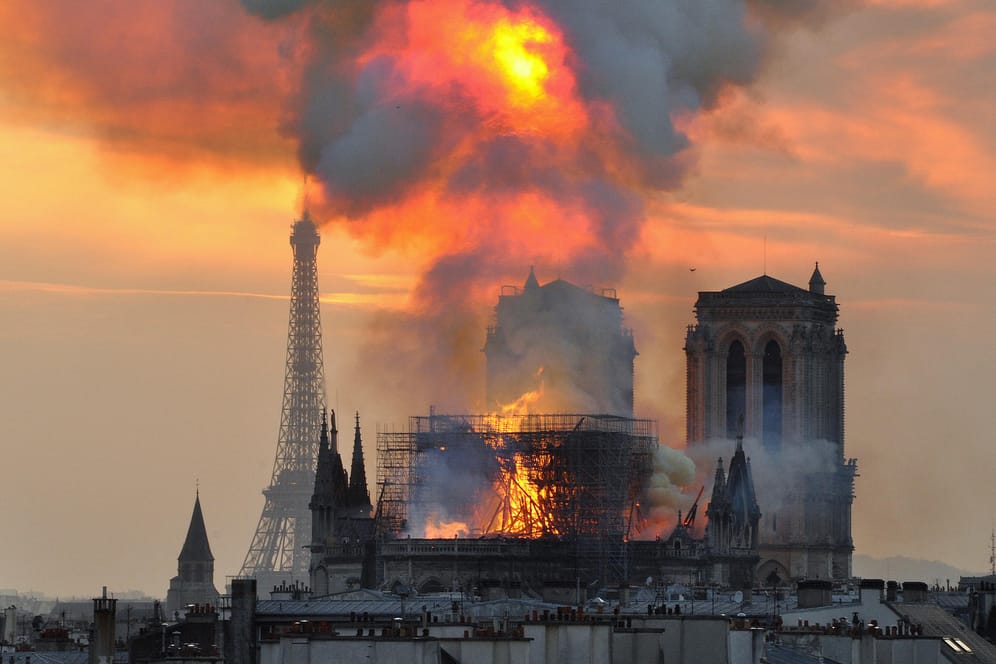 Notre-Dame am Montagabend: Das Dach der weltberühmten Kathedrale steht in Flammen, der Spitzturm ist bereits eingestürzt.