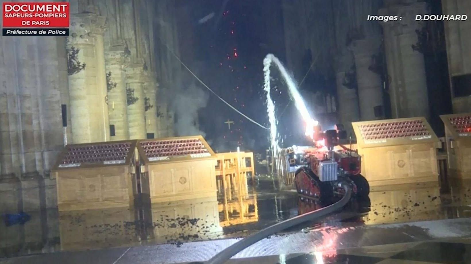 Löschroboter im Einsatz: Die Hitze im Innern des Kirchenschiffs war gewaltig, Steine und Glut stürzten von der Decke.