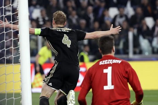 Amsterdams Matthijs de Ligt (l) hat das Tor zur 2:1-Führung gegen Juventus erzielt.