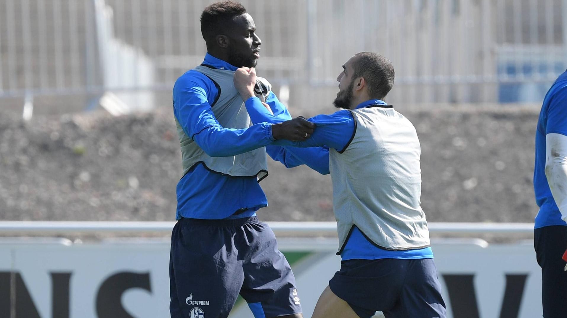 Übermotiviert: Salif Sané (li.) und Nabil Bentaleb gehen im Schalke-Training aufeinander los.