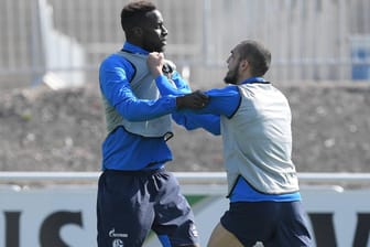 Übermotiviert: Salif Sané (li.) und Nabil Bentaleb gehen im Schalke-Training aufeinander los.