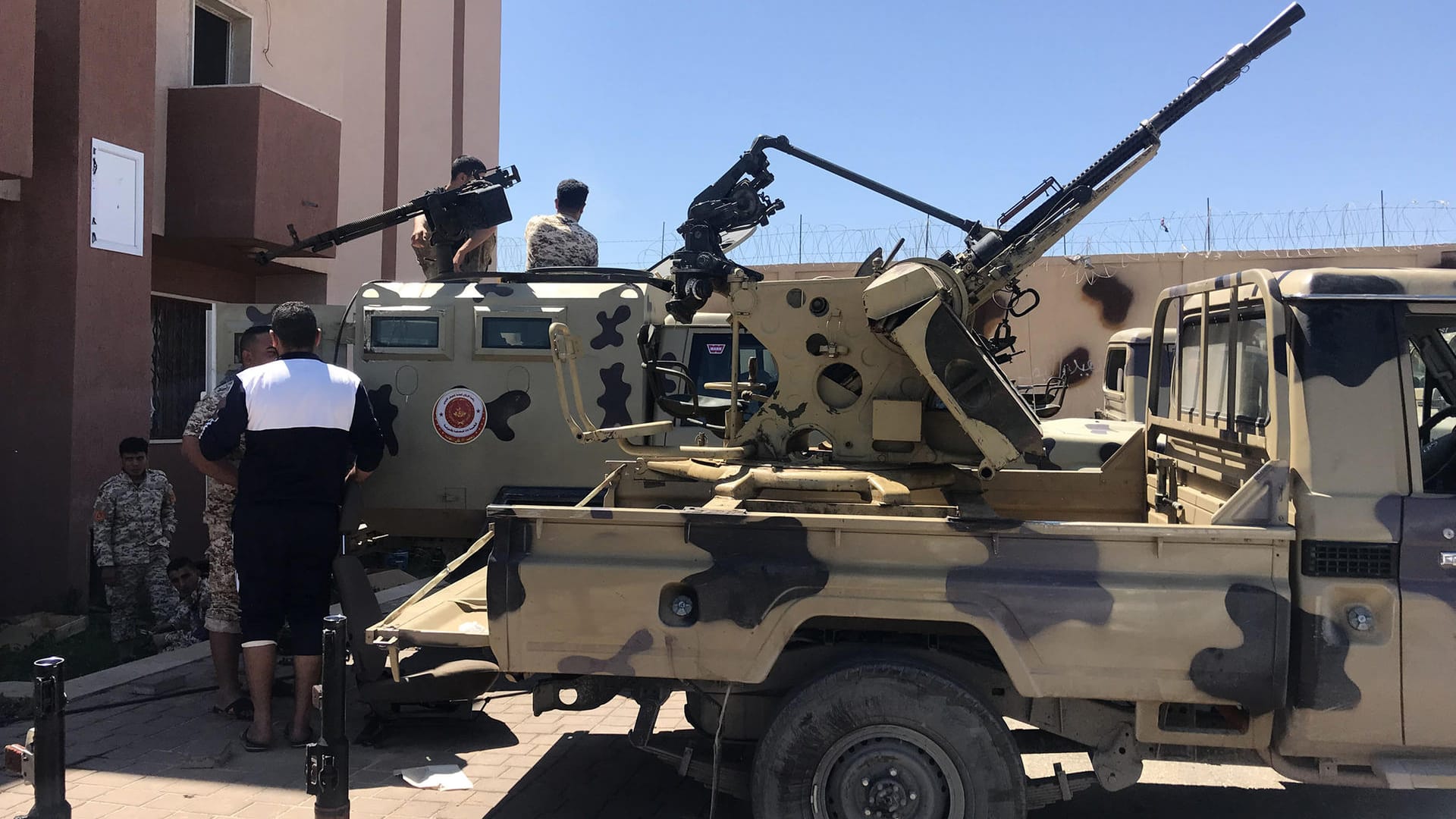 Kämpfer einer bewaffneten Gruppe mit Sitz in Misrata, die der von den Vereinten Nationen unterstützten Regierung des National Accord (GNA) von Ministerpräsident Fajis al-Sarradsch treu ergeben ist, bereiten ihre Munition vor: Trotz internationaler Warnungen gehen die Kämpfe um die libysche Hauptstadt Tripolis unvermindert weiter.