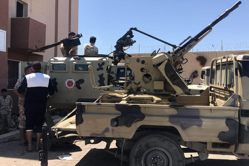 Kämpfer einer bewaffneten Gruppe mit Sitz in Misrata, die der von den Vereinten Nationen unterstützten Regierung des National Accord (GNA) von Ministerpräsident Fajis al-Sarradsch treu ergeben ist, bereiten ihre Munition vor: Trotz internationaler Warnungen gehen die Kämpfe um die libysche Hauptstadt Tripolis unvermindert weiter.