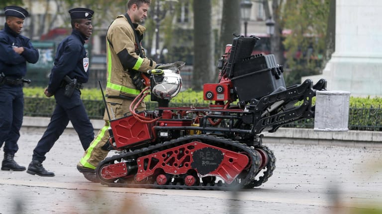 Pariser Feuerwehrmänner erkundeten die Brandherde mit Aufklärungsrobotern.