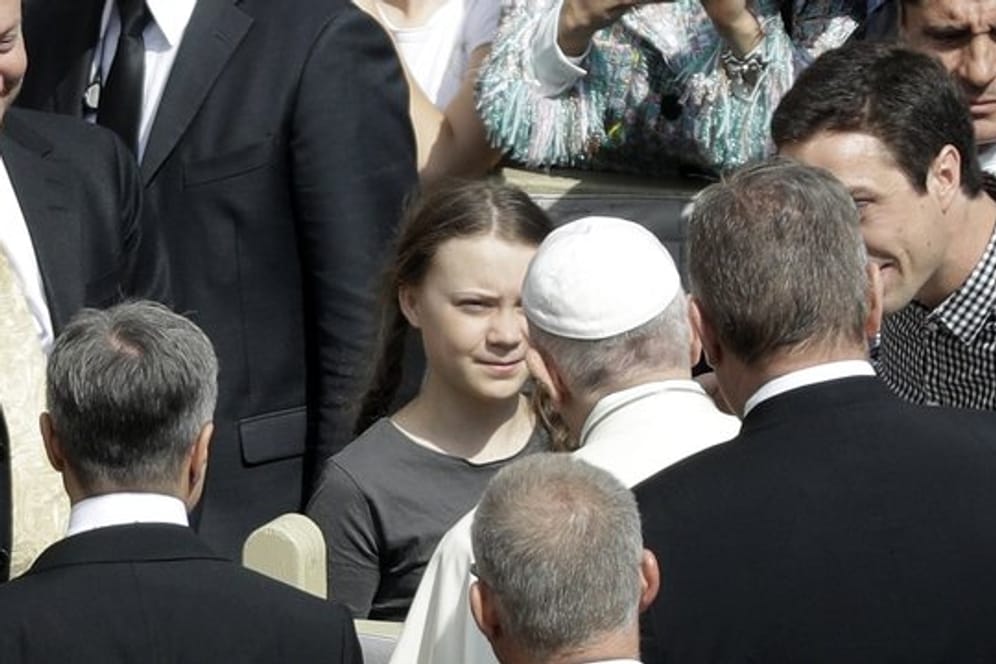 Papst Franziskus begrüßt die schwedische Klimaaktivistin Greta Thunberg (M) während seiner wöchentlichen Generalaudienz auf dem Petersplatz im Vatikan.