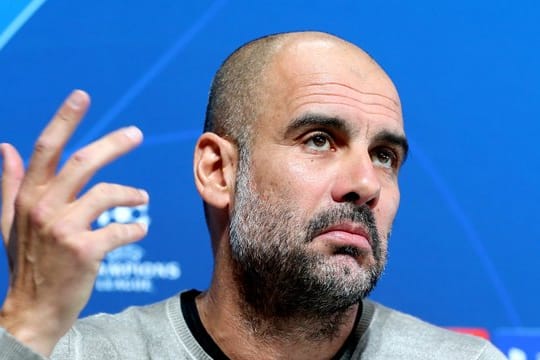 Pep Guardiola, Trainer von Manchester City, reagiert auf die Fragen der Journalisten.