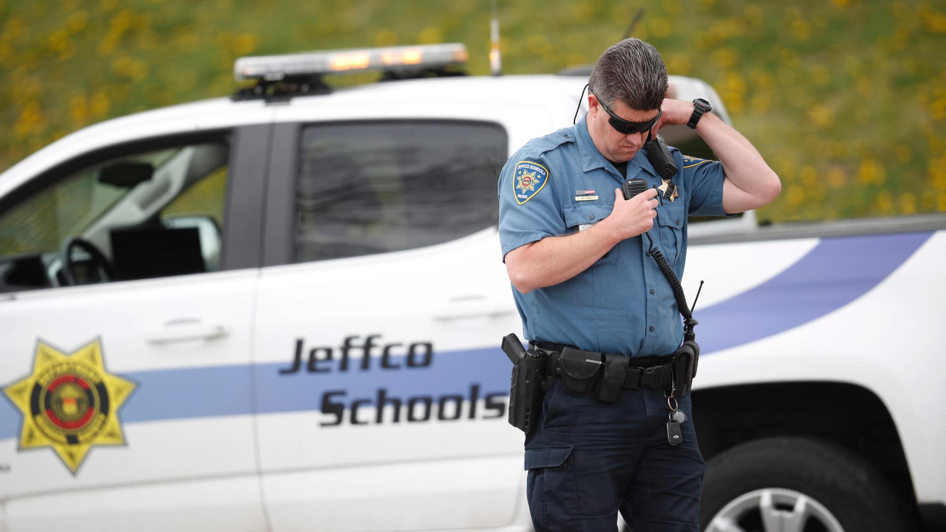 Ein Sicherheitsmann an der Columbine High-School: Die Schule wurde wegen Drohungen abgeriegelt. Ein Sicherheitsmann an der Columbine High-School: Die Schule wurde wegen Drohungen abgeriegelt.