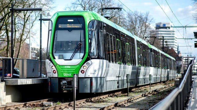 Eine Stadtbahn der Üstra Hannoversche Verkehrsbetriebe steht an einer Haltestelle (Symbolbild): Eine Person wurde von einer Stadtbahn überrollt.