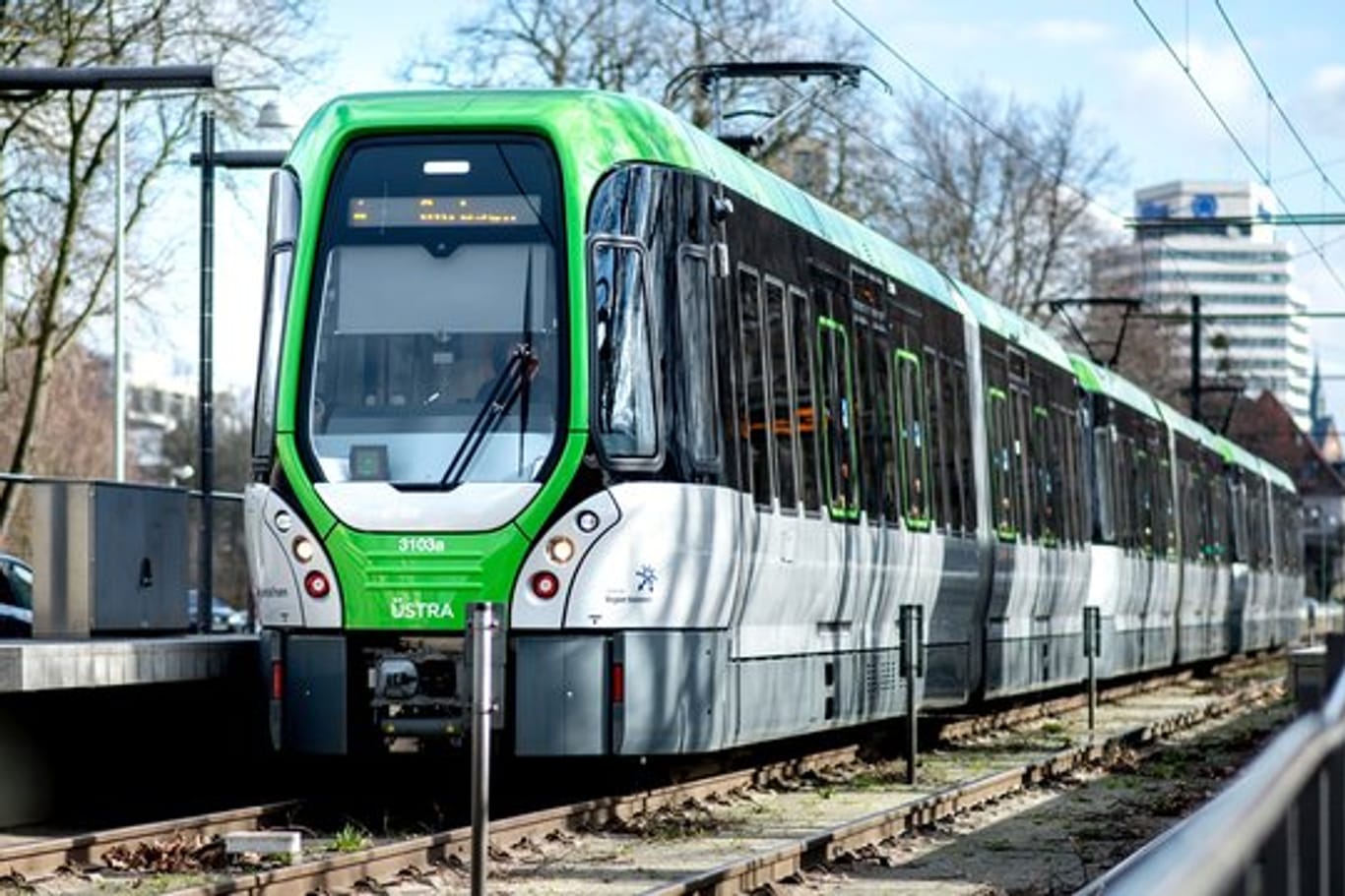 Eine Stadtbahn der Üstra Hannoversche Verkehrsbetriebe steht an einer Haltestelle (Symbolbild): Eine Person wurde von einer Stadtbahn überrollt.