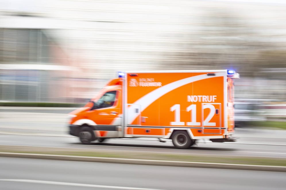 Rettungswagen der Feuerwehr mit Blaulicht: In Bayern ist ein Junge von einem Stromschlag auf einem Zugwaggon getötet worden.