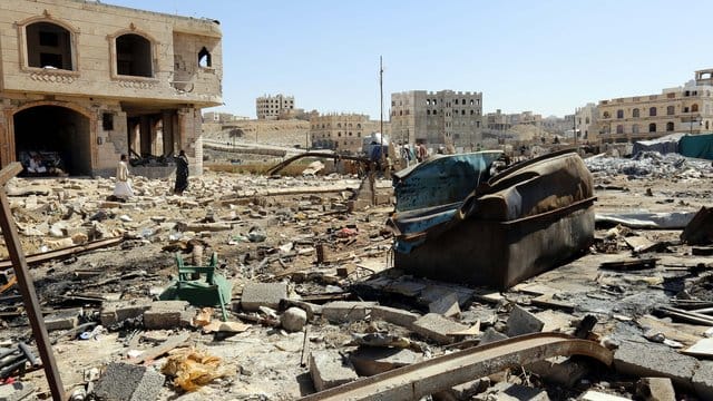 Das Bomben nimmt kein Ende: Trümmerwüste in der jemenitischen Hauptstadt Sanaa. Das Bomben nimmt kein Ende: Trümmerwüste in der jemenitischen Hauptstadt Sanaa.