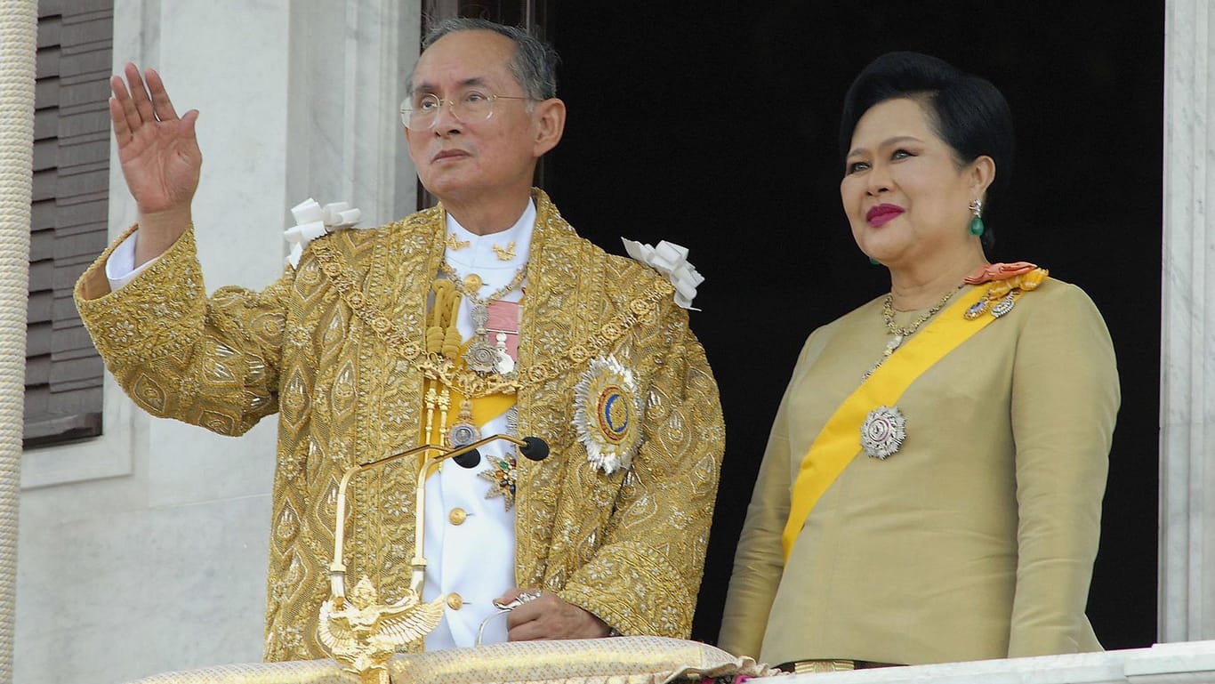 Ein Foto aus dem Jahr 2006: König Bhumibol und Königin Sirikit.