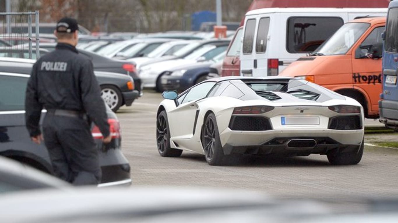 Ein Lamborghini wird in Hamburg auf einer Verwahrstelle untergebracht.