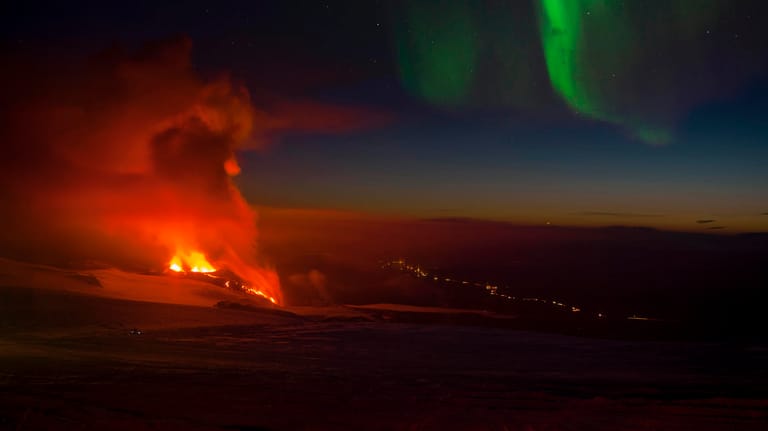 Spektakuläres Farbenspiel am Eyjafjallajökull auf Island: 2010 legte der Vulkan bei einem Ausbruch weite Teile des europäischen Flugverkehrs lahm.
