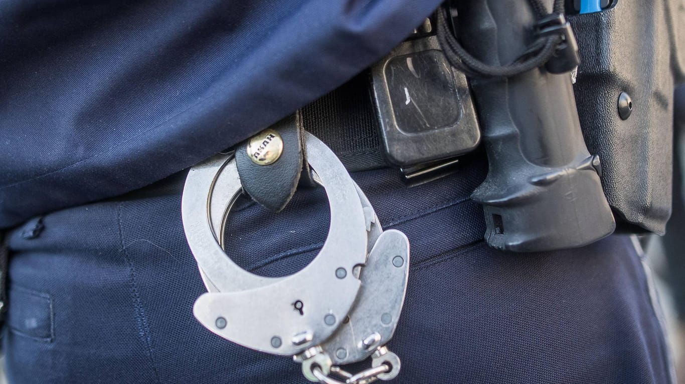 Handschellen am Gürtel eines Polizeibeamten
