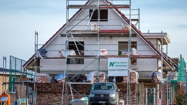 Fast fertig: Ein neues Einfamilienhaus in Schwerin.