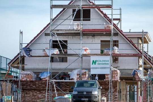 Fast fertig: Ein neues Einfamilienhaus in Schwerin.