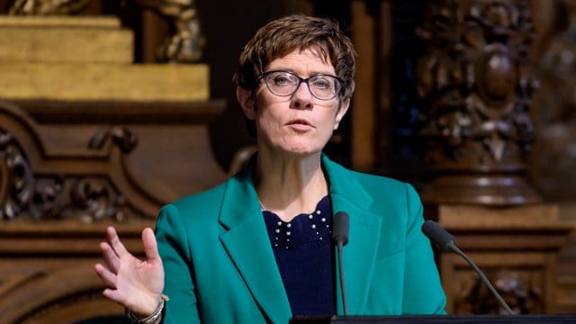 Annegret Kramp-Karrenbauer sieht eine "große Schuld" bei der katholischen Kirche im Missbrauchsskandal.