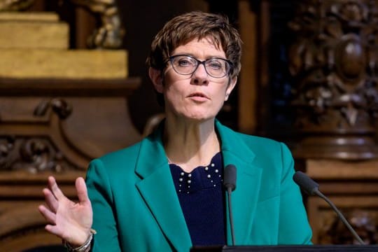 Annegret Kramp-Karrenbauer sieht eine "große Schuld" bei der katholischen Kirche im Missbrauchsskandal.